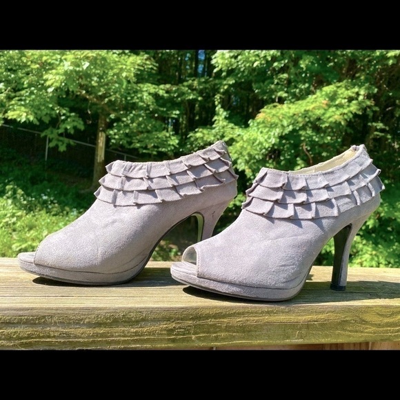 Rampage-gray ankle bootie 9.5 worn once. ruffle, zippered back - Picture 5 of 16